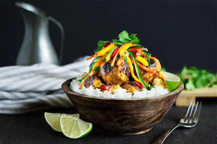 Juicy & springy chicken meatballs seared with a delicious glaze, slathered in satay sauce & spicy, tangy sweet mango salad. The ultimate Southeast Asian bowl.
